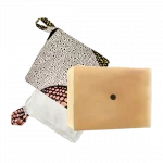 Un carré démaquillant et un savon au beurre de karité pour se démaquiller en douceur